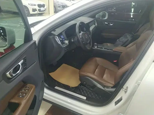 Volvo XC60 — Фото автомобиля 15
