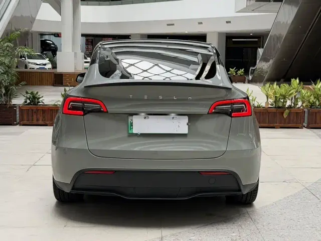 Tesla Model Y — Фото автомобиля 8