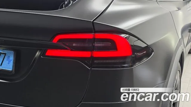 Tesla Model X — Фото автомобиля 8