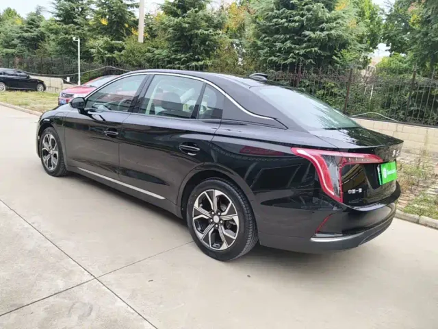 Hongqi E-QM5 — Фото автомобиля 4