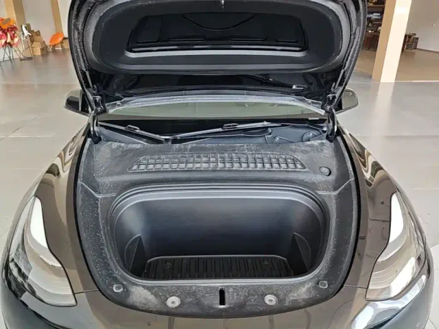 Tesla Model Y — Фото автомобиля 19