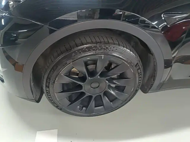Tesla Model Y — Фото автомобиля 22
