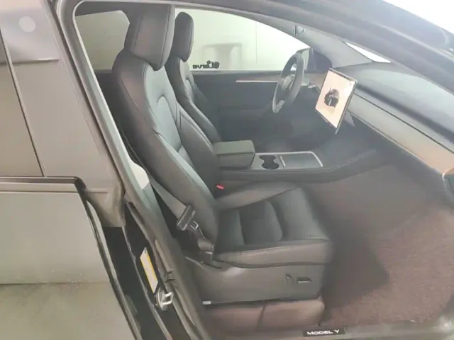 Tesla Model Y — Фото автомобиля 24