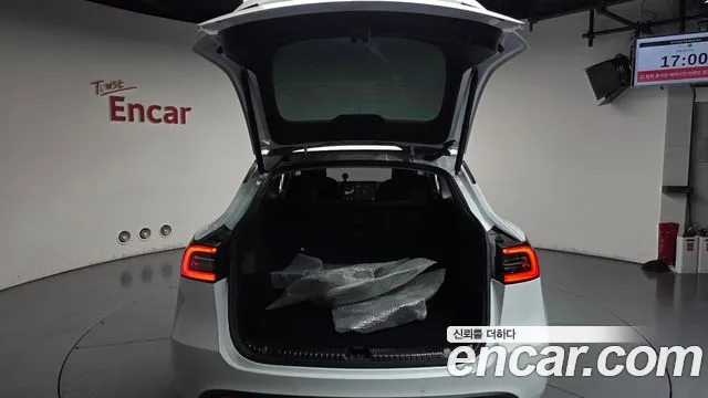 Tesla Model Y — Фото автомобиля 26
