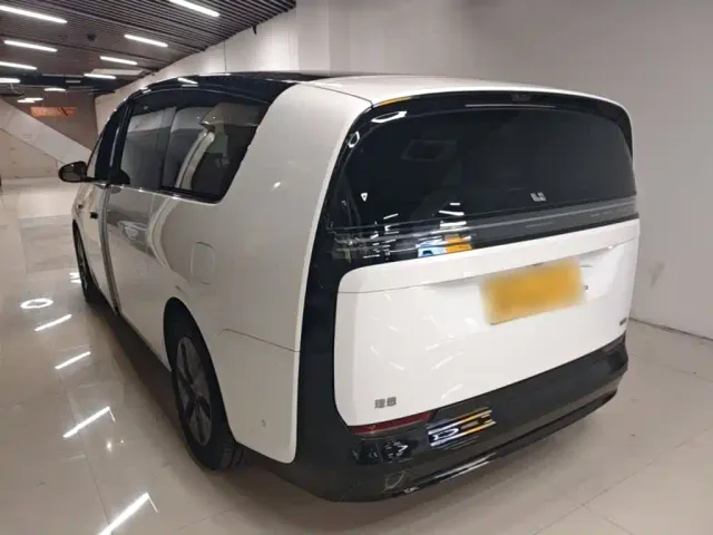 Li Auto MEGA — Фото автомобиля 4