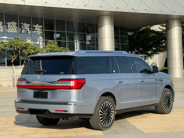 Lincoln Navigator — Фото автомобиля 16