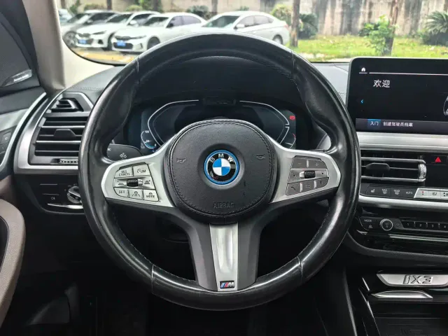 BMW iX3 — Фото автомобиля 22
