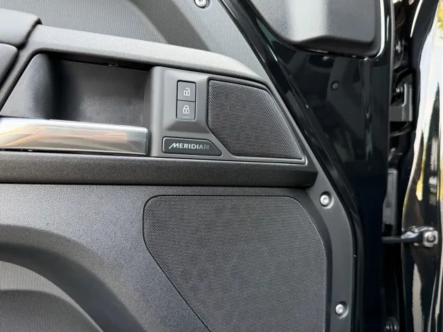 Land Rover Defender — Фото автомобиля 13