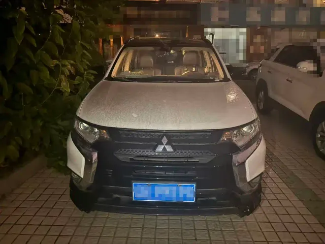 Mitsubishi Outlander — Фото автомобиля 2