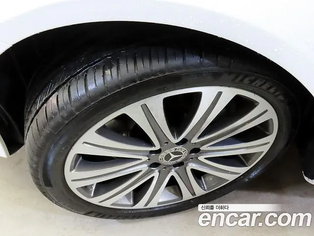 Mercedes-Benz E-Class — Фото автомобиля 20