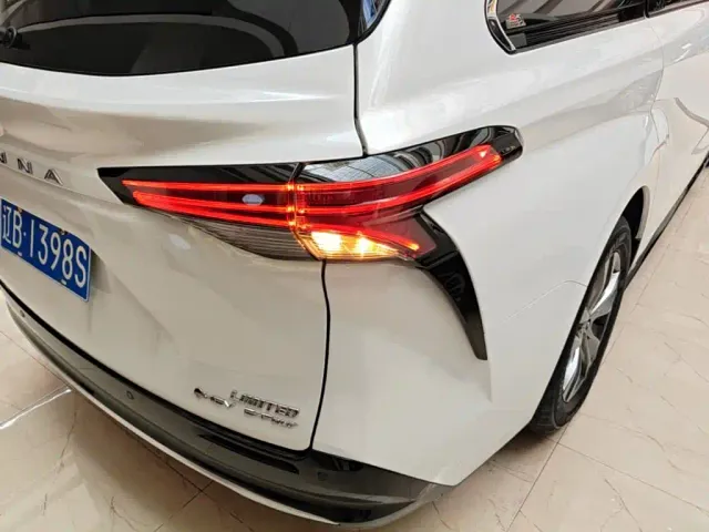 Toyota Sienna — Фото автомобиля 7