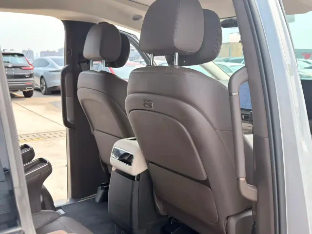 Li Auto MEGA — Фото автомобиля 11