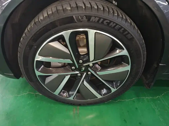 Li Auto L9 — Фото автомобиля 22