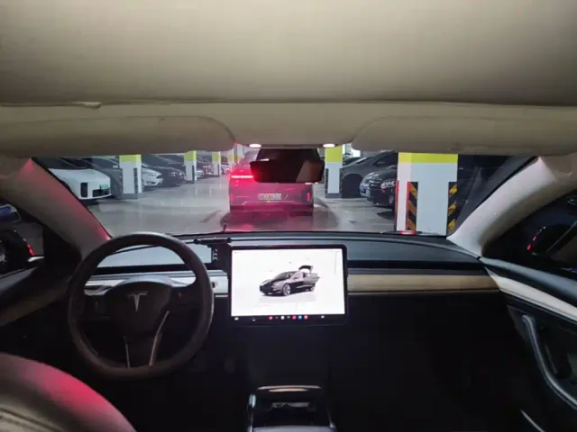 Tesla Model 3 — Фото автомобиля 17