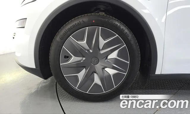 Tesla Model Y — Фото автомобиля 5