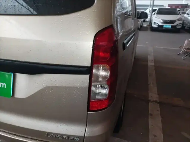 Wuling Hongguang V — Фото автомобиля 7