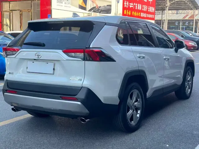 Toyota RAV4 — Фото автомобиля 4