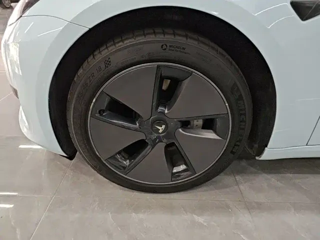 Tesla Model 3 — Фото автомобиля 22
