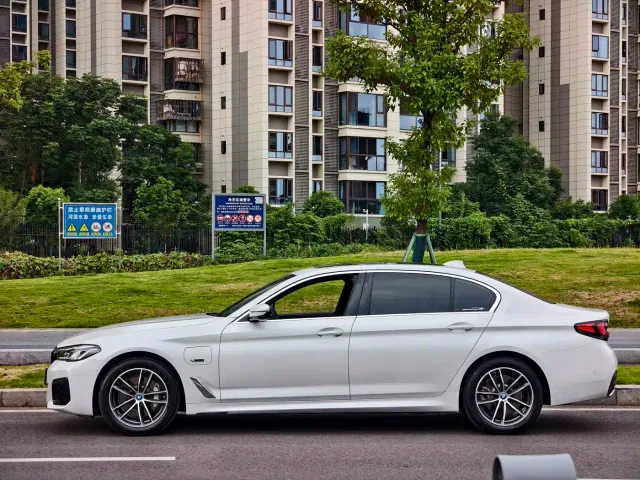 BMW 5 Series — Фото автомобиля 3