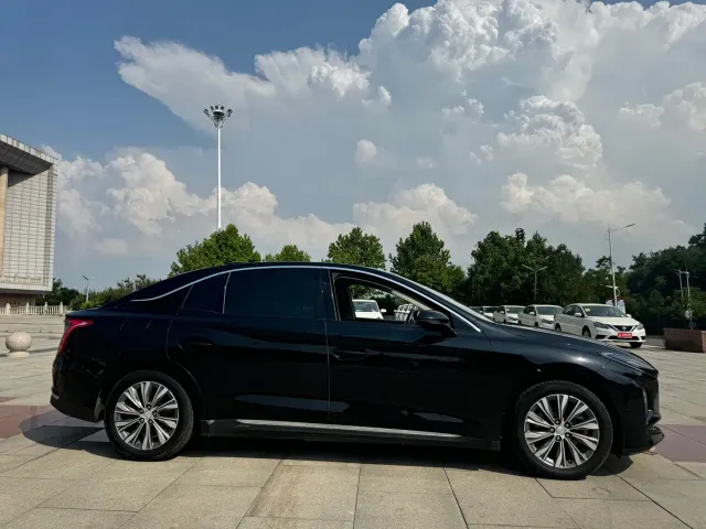 Hongqi E-QM5 — Фото автомобиля 5
