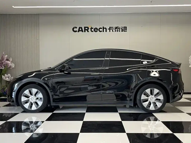Tesla Model Y — Фото автомобиля 8