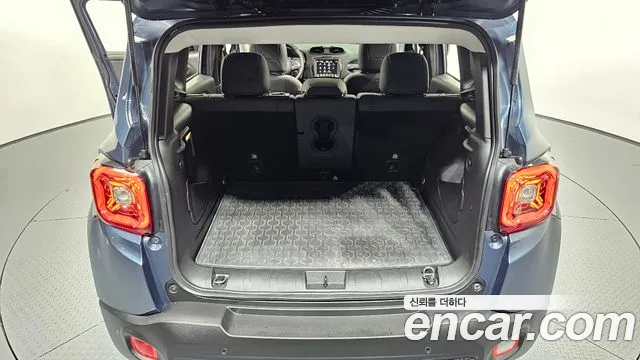 Jeep Renegade — Фото автомобиля 28