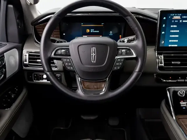 Lincoln Navigator — Фото автомобиля 4