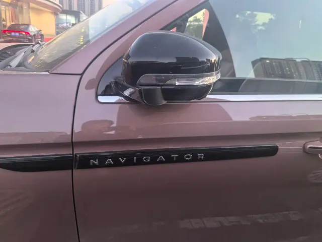 Lincoln Navigator — Фото автомобиля 7