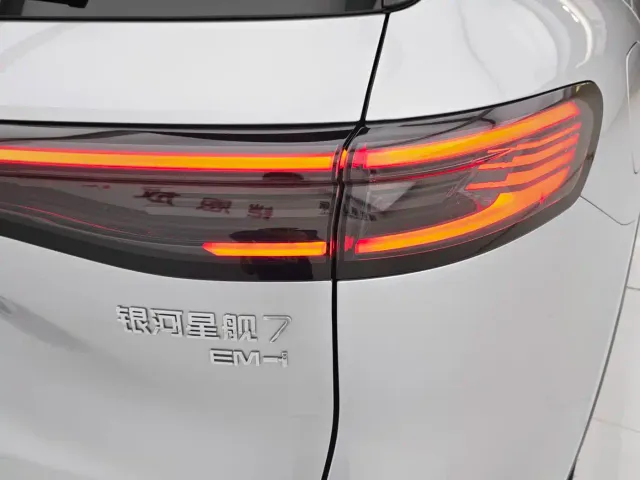 Geely Galaxy Starship 7 EM-i — Фото автомобиля 20