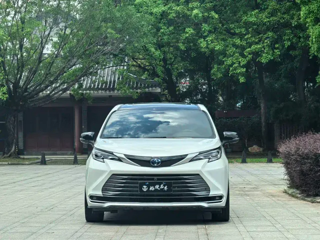 Toyota Sienna — Фото автомобиля 2