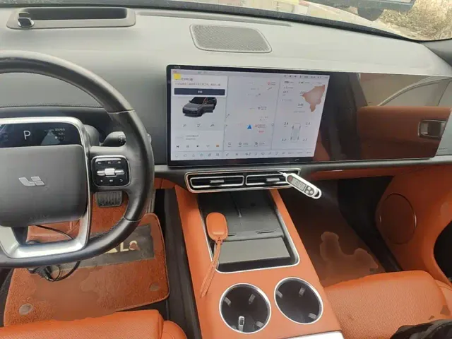 Li Auto L8 — Фото автомобиля 9