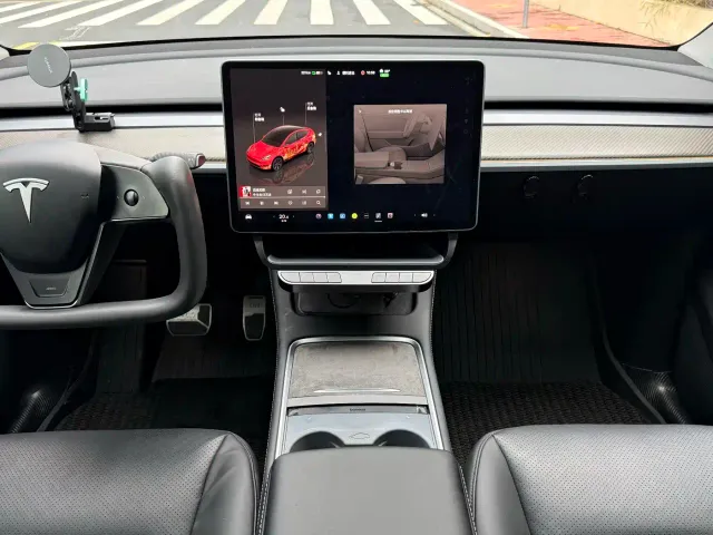 Tesla Model Y — Фото автомобиля 6