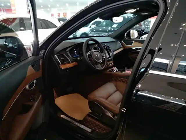 Volvo XC90 — Фото автомобиля 14