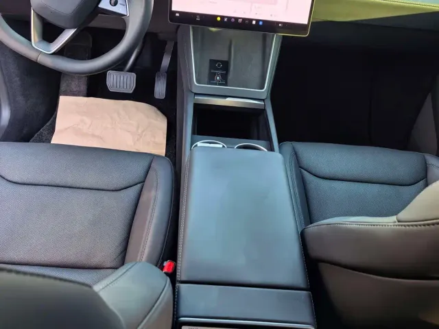 Tesla Model Y — Фото автомобиля 8
