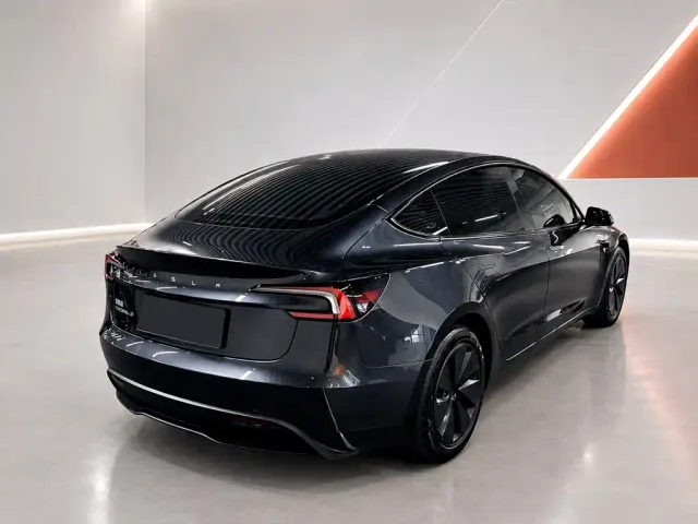 Tesla Model 3 — Фото автомобиля 6