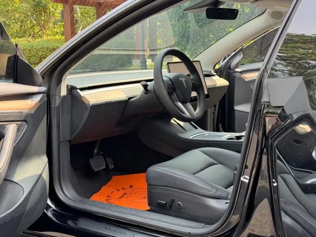 Tesla Model 3 — Фото автомобиля 5