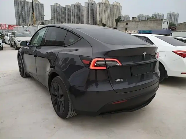 Tesla Model Y — Фото автомобиля 22