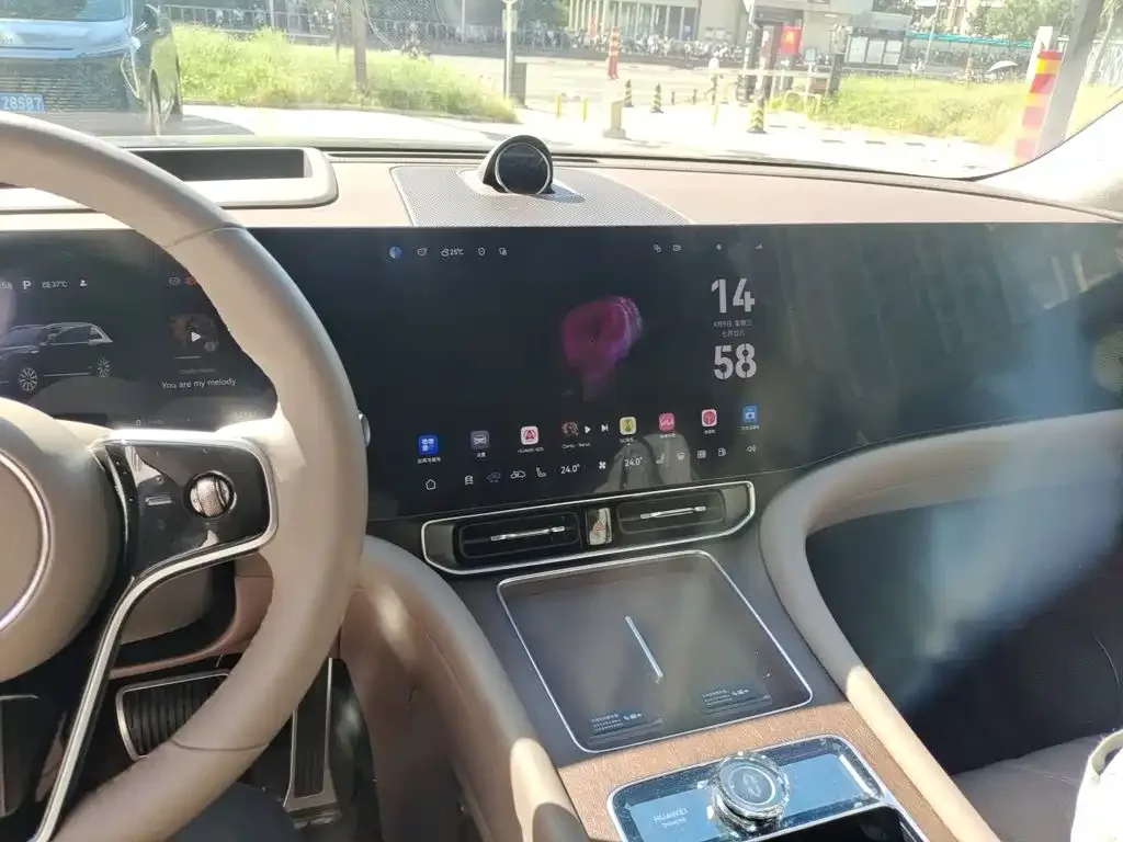 AITO Wenjie AITO M9 2025 Extended Range Ultra 52kWh 6-Seater — Фото автомобиля 9