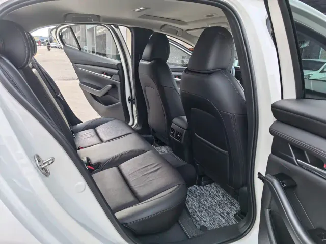 Mazda Axela — Фото автомобиля 10