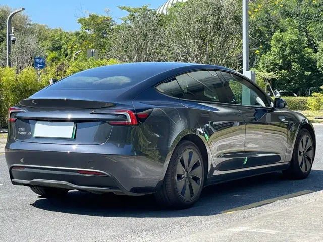 Tesla Model 3 — Фото автомобиля 20