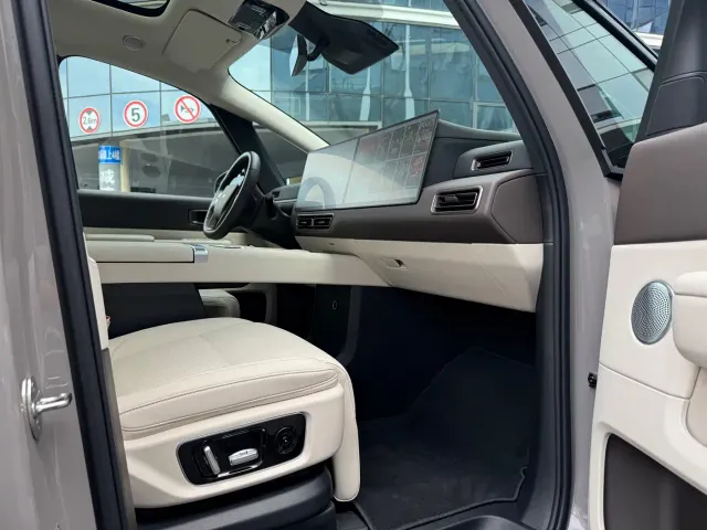 Li Auto MEGA — Фото автомобиля 11