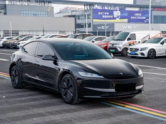 Tesla Model 3 — Фото автомобиля 3