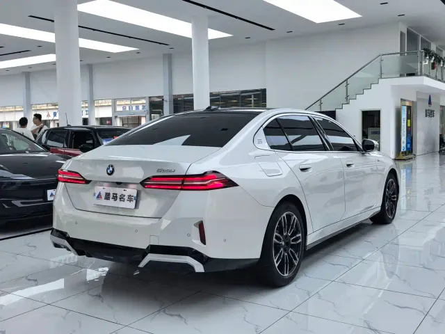 BMW 5 Series — Фото автомобиля 15