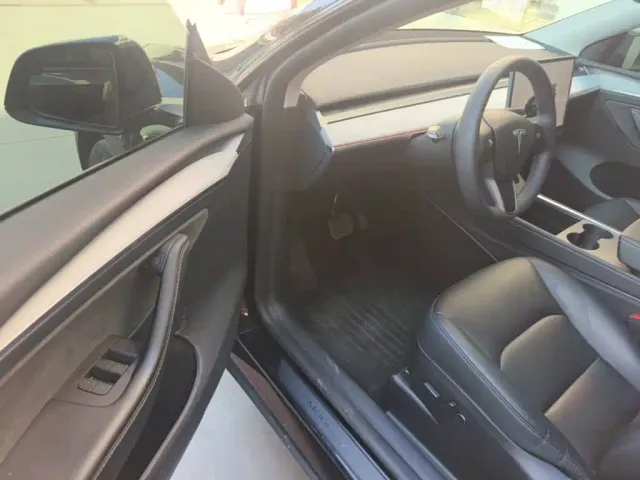 Tesla Model Y — Фото автомобиля 15