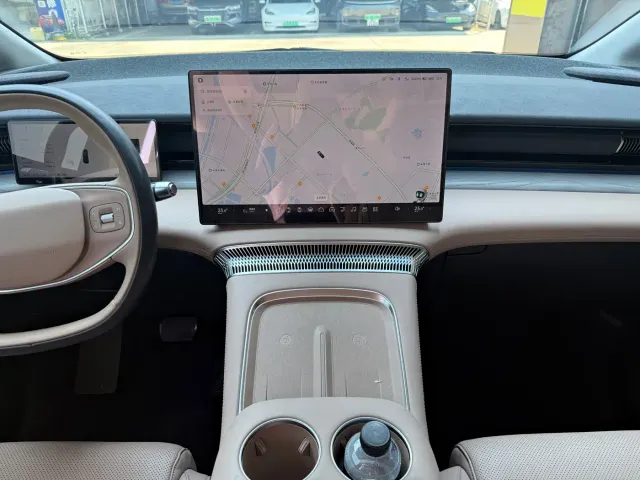 Xpeng X9 — Фото автомобиля 8