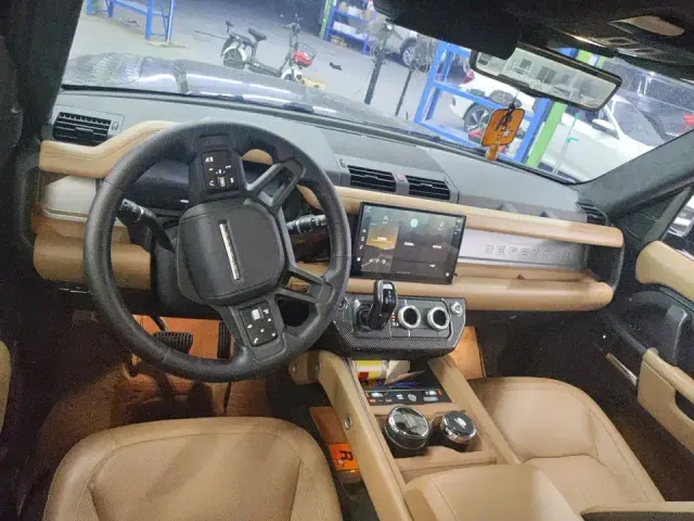 Land Rover Defender — Фото автомобиля 3