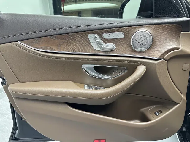 Mercedes-Benz E-Class — Фото автомобиля 22