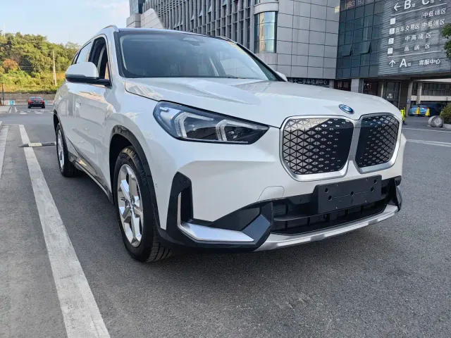 BMW iX1 — Фото автомобиля 2