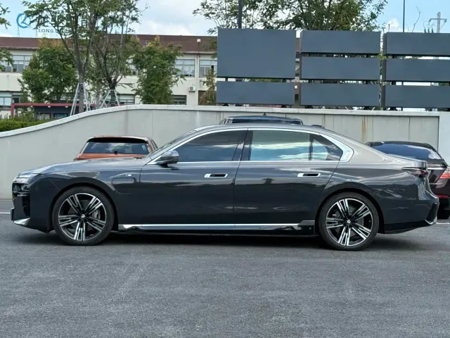 BMW i7 — Фото автомобиля 4