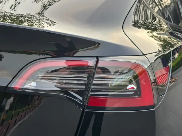 Tesla Model 3 — Фото автомобиля 14